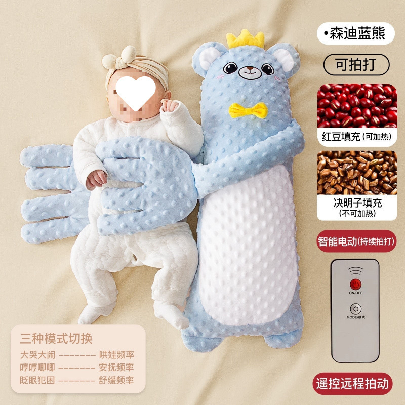 El bebé le da unas palmaditas en el trasero para conciliar el sueño.