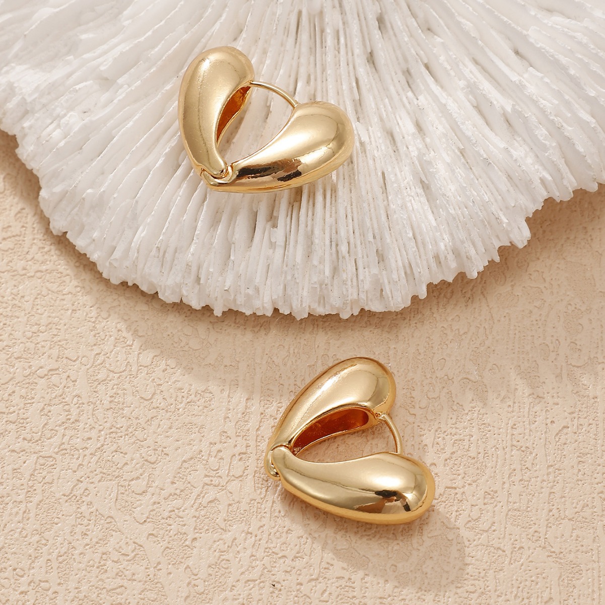 Europa y los Estados Unidos transfronterizos nuevos tipos de amor de alto nivel de aleación de orejas chapadas retro temperamento aretes de viento de puerto