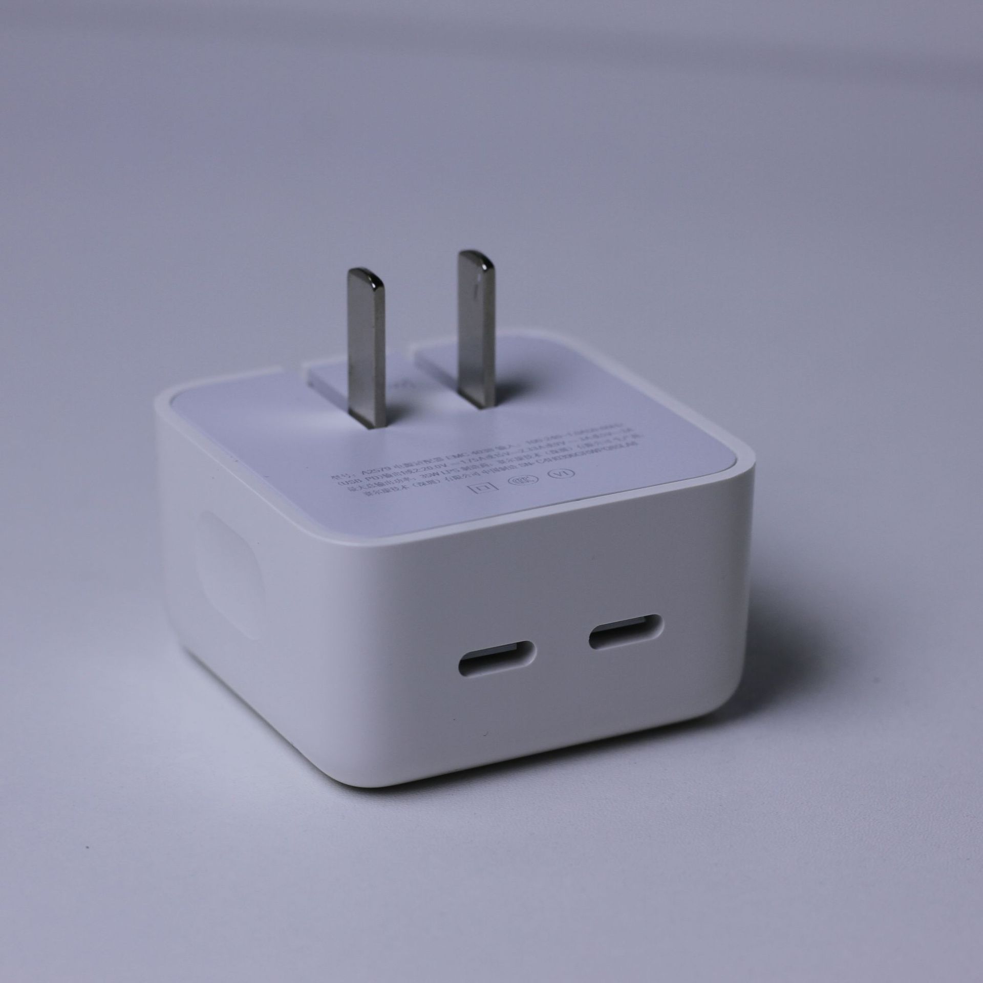 Cargador PD 20W para iPhone 15/14, carga rápida universal, compatible con toda la serie Apple.