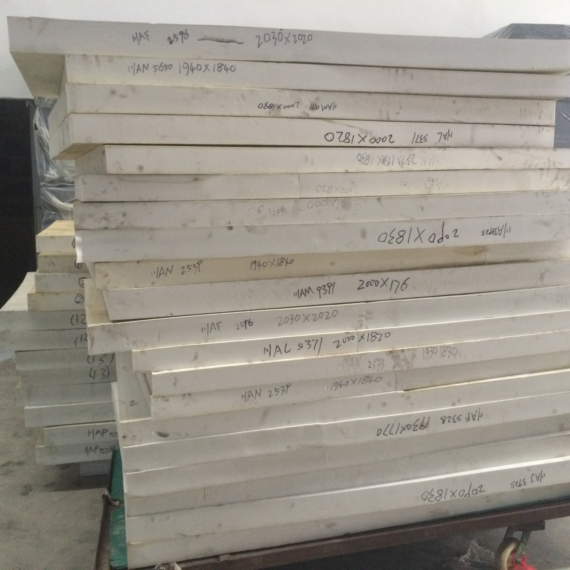 厂家供应白色黑色隔温板/冷藏车隔温板泡沫/闭孔隔温板