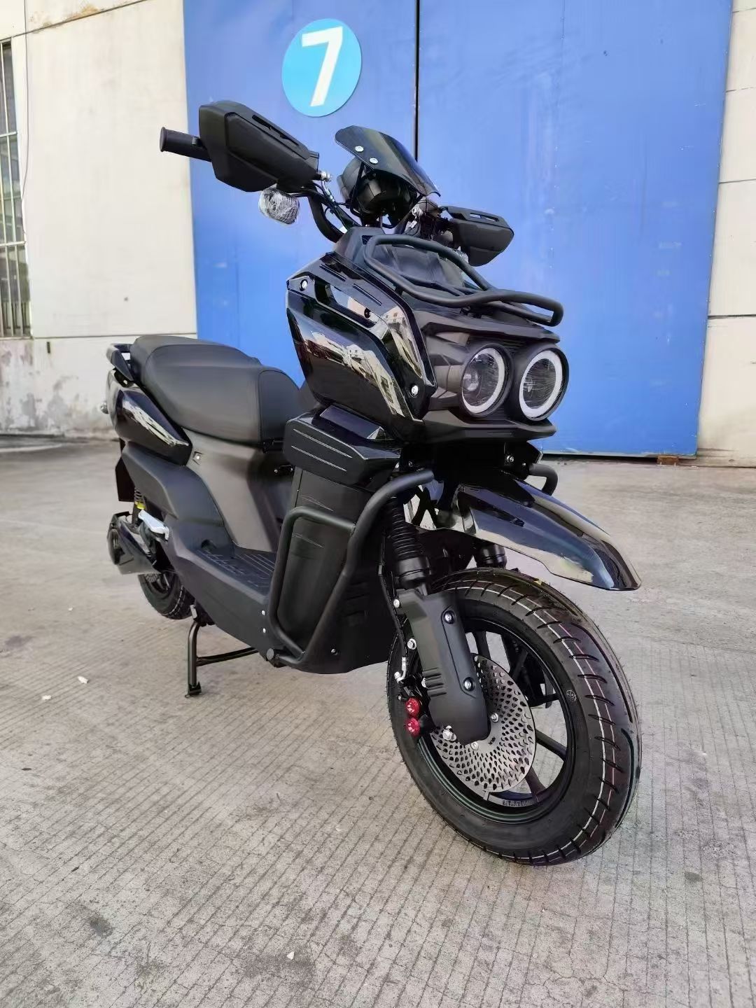 New Model of Tank-Style Electric Vehicle for Adults, High-Speed Electric Motorcycle, Long-Distance King, Hill-Climbing King, Electric Scooter, Electric Motorcycle Factory
