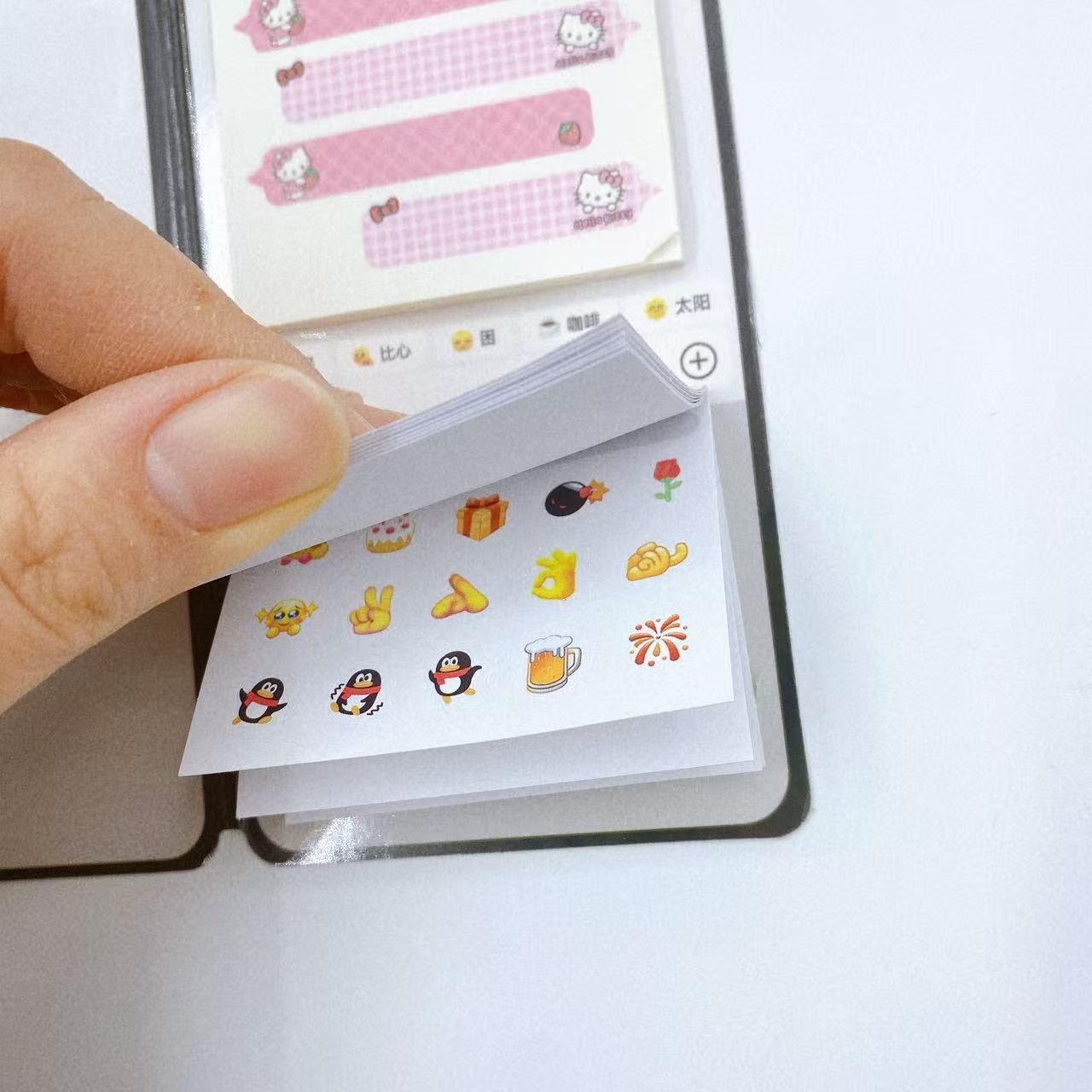Burbujas verdes, notas de papel, cuaderno de notas, chat creativo, pequeña expresión extraña, pegatinas de contabilidad, estudiantes alrededor de la escuela