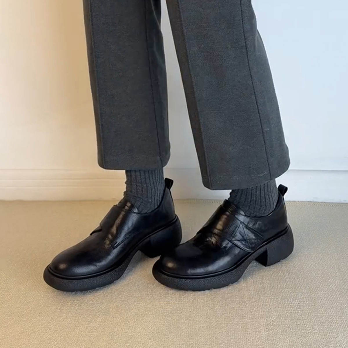 Versión de piel de oveja ~ zapatos de Lefour con suela gruesa Velcro un pedazo de cuero pequeño zapatos de cuero para viajar zapatos de cuero grueso de tacón único para niños