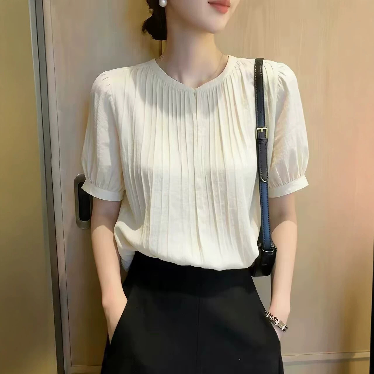 Áo sơ mi nữ tay ngắn cổ đứng kiểu Pháp, chất liệu phối xếp li nhẹ — màu trắng chi tiết 1