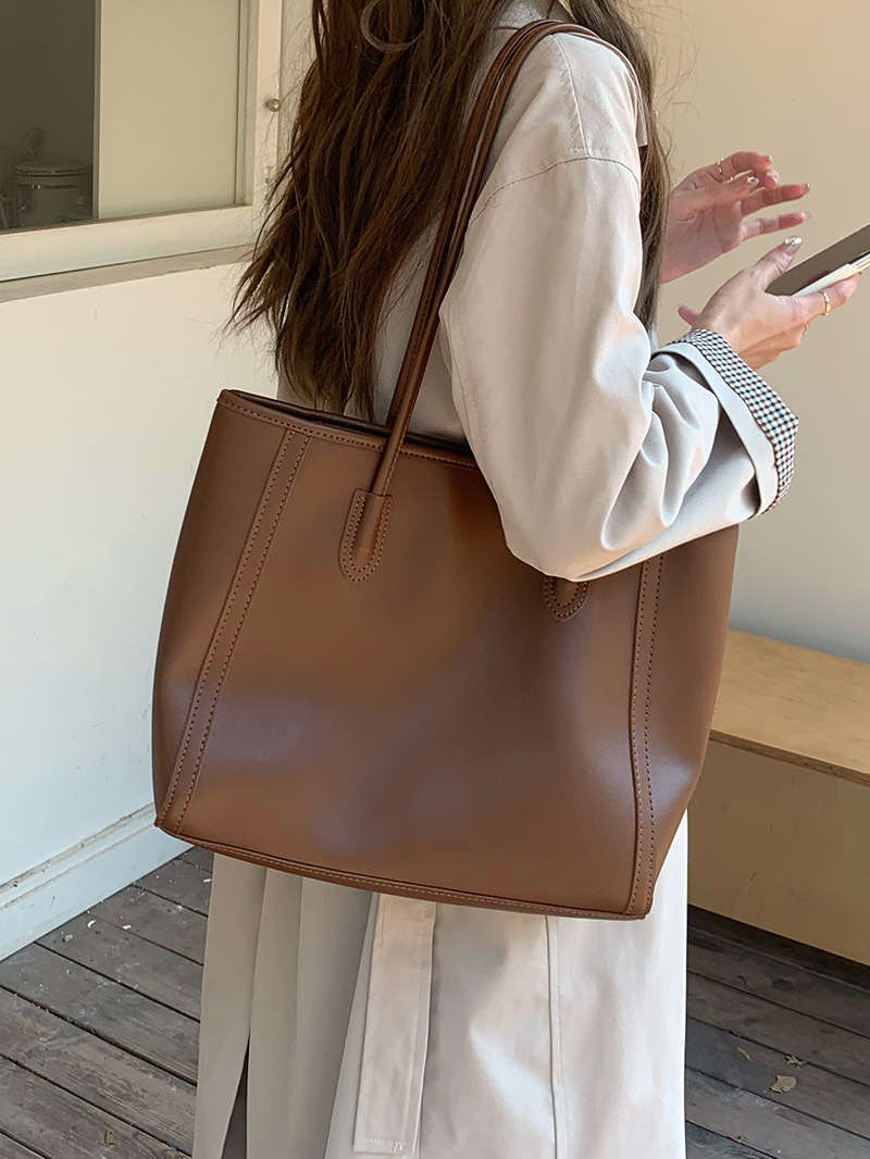 Retro capacious shoulder bag