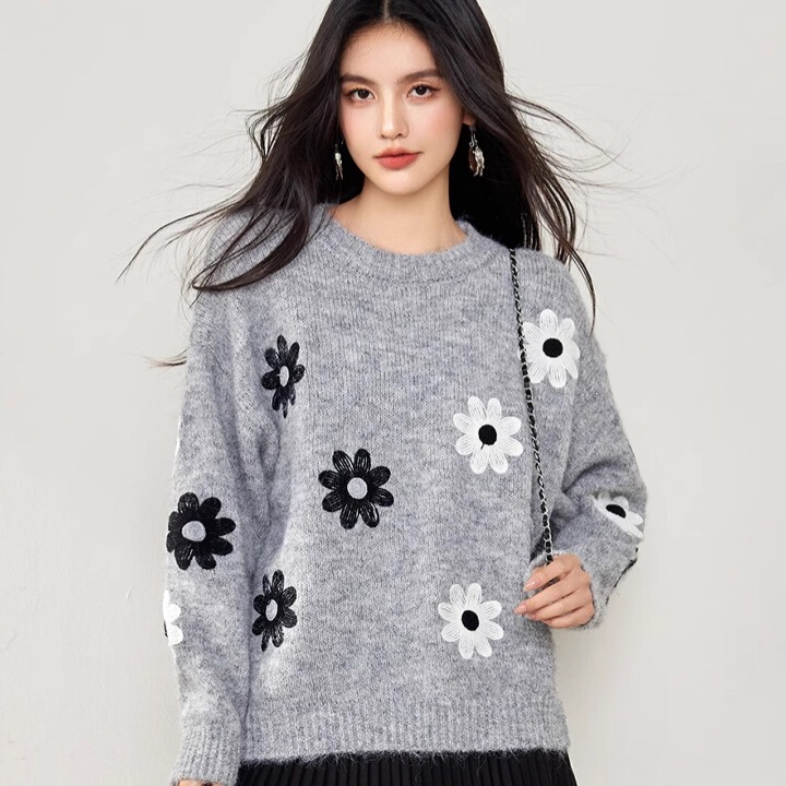New Round-Neck Youthful Korean-Style Floral Loose Long-Sleeve Pullover Alpaca Embroidered Knit Sweater for Women, Autumn and Winter New Round-Neck Youthful Korean-Style Floral Loose Long-Sleeve Pullover Alpaca Embroidered Knit Sweater for Women, Autumn and Winter