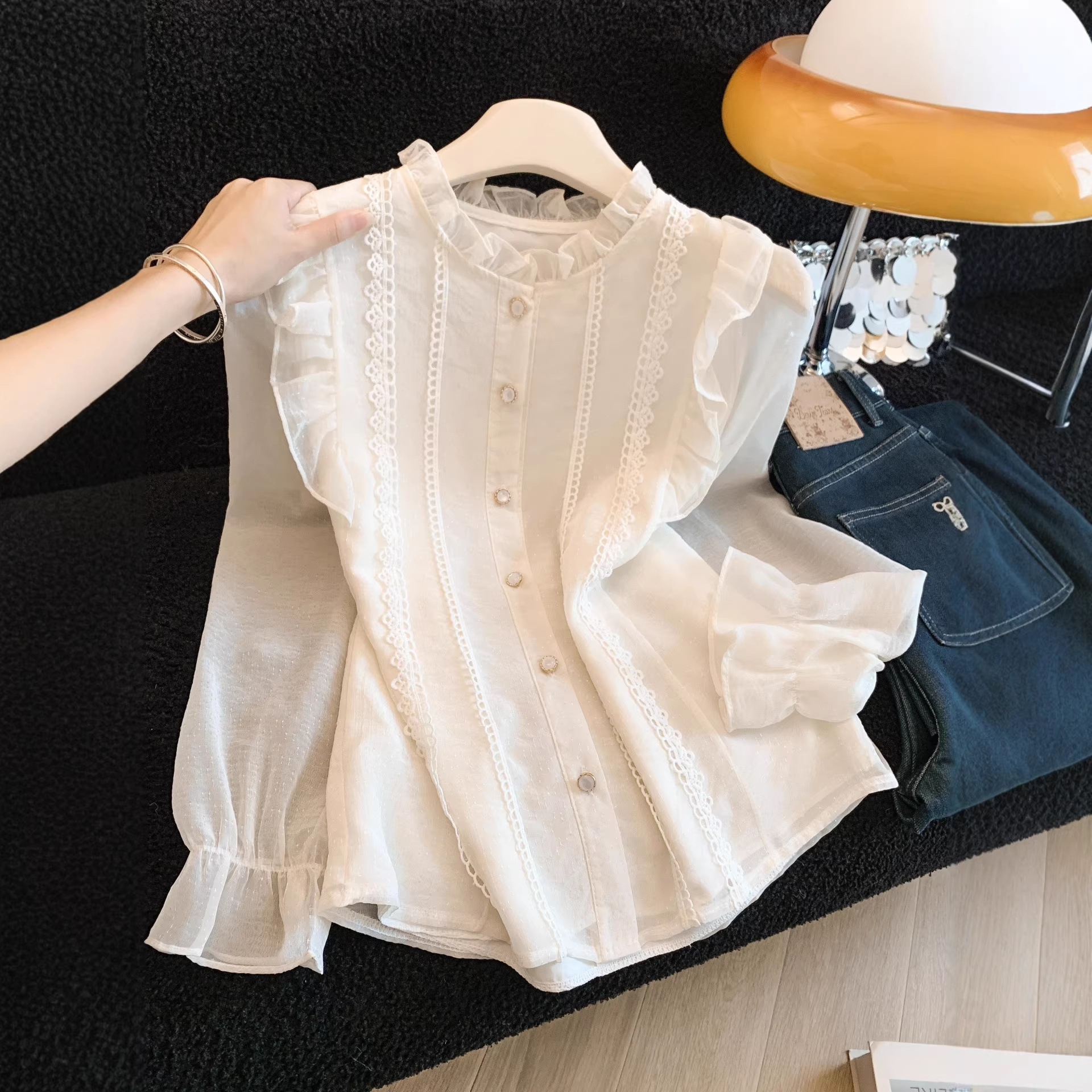Damenbekleidung: Rüschenbluse mit Stehkragen im französischen Stil – luxuriös, elegant, jugendlich und stilvoll – Frühlingsoutfit_voghion.com