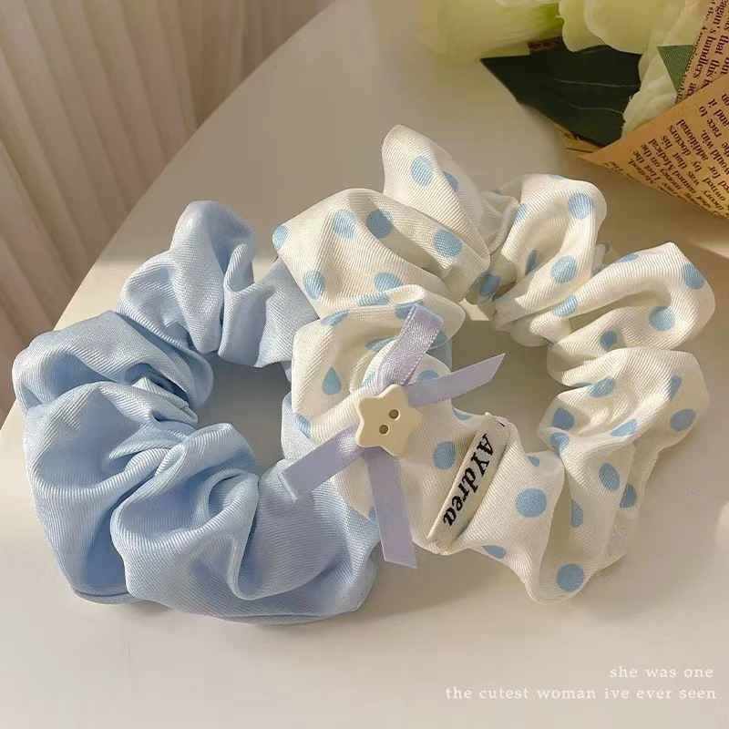 Frisse en eenvoudige blauwe scrunchie met stippen voor dames, luxe haaraccessoire met elastische band voor de zomer._voghion.com