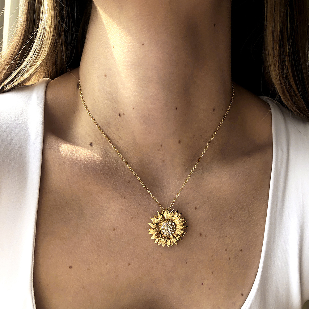 Fashion diamondstudded flower geometric necklacepicture1