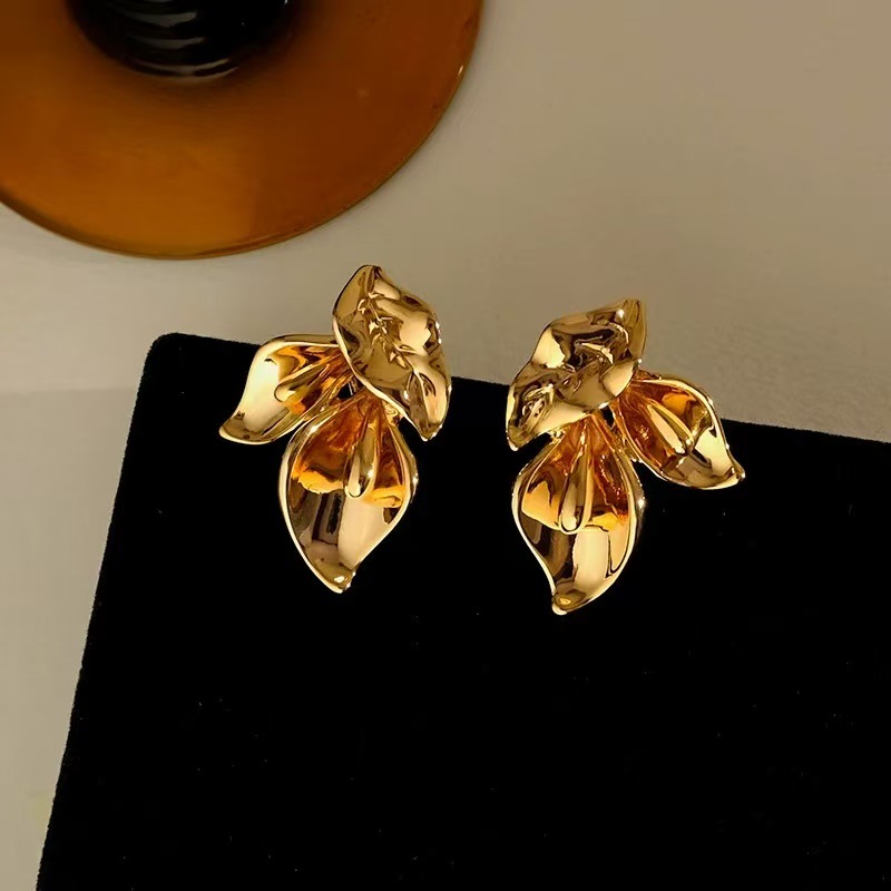 Pendientes de flores tridimensionales con lentejuelas de aguja de plata Pendientes de lujo ligero de alta gama de moda de nicho Pendientes de viento frío al por mayor