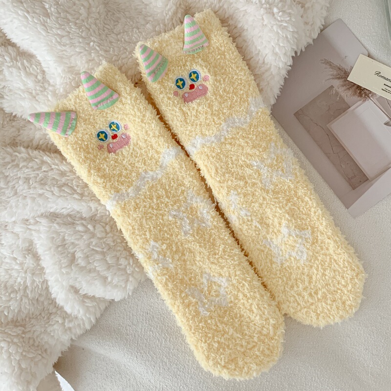 日系刺绣小怪兽珊瑚绒睡眠袜子女冬季加绒加厚保暖中筒家居月子袜|undefined