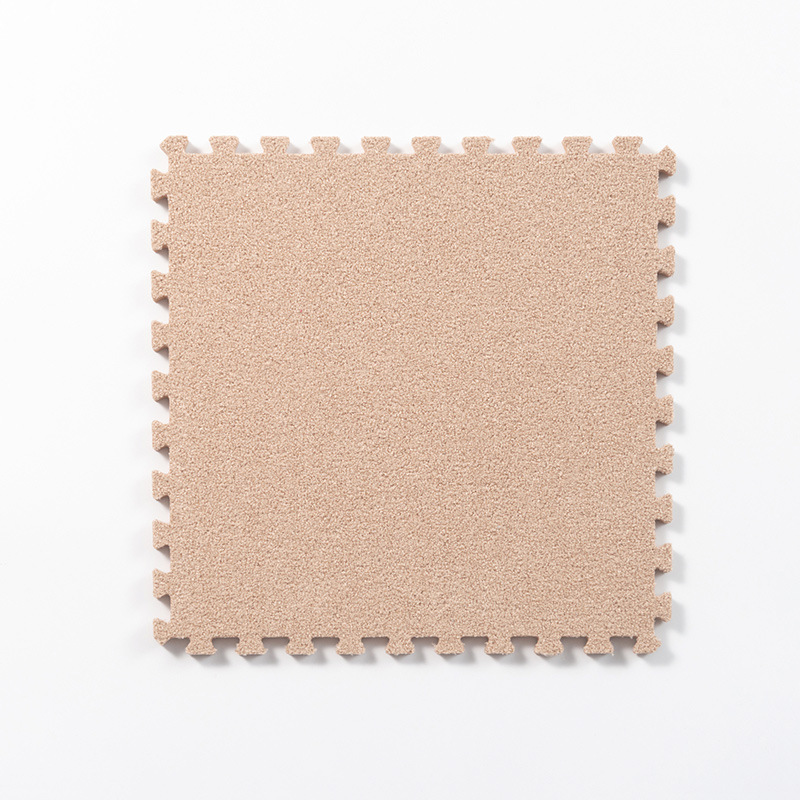 アリの絨毯をつなぎ合わせて、毛の絨毯の泡のマットを敷きます。