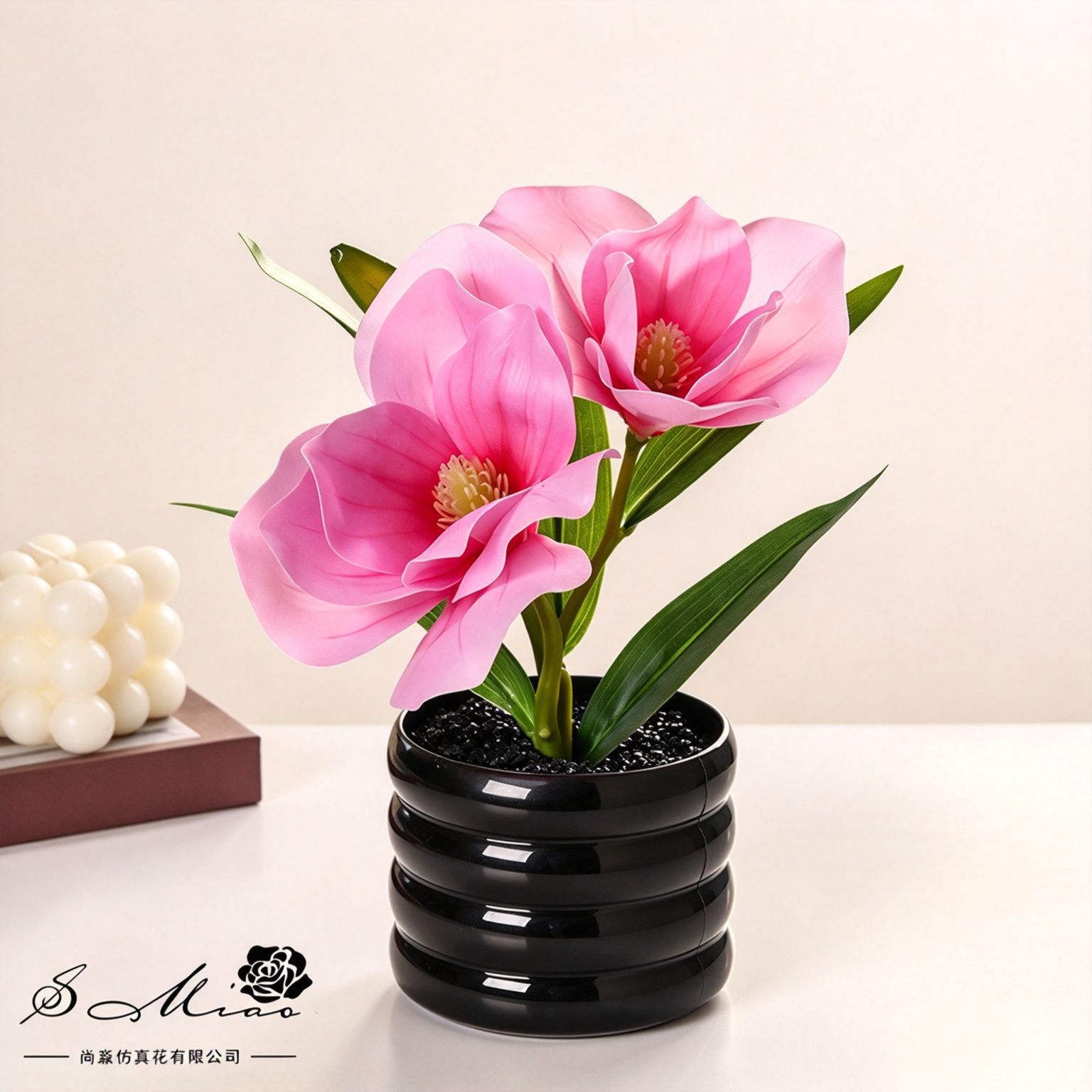 Dos flores y una fruta se sienten Magnolia bonsái maceta simulación de flores y plantas verdes instalación de pequeñas flores de bonsái en la Sala de estar interior del hogar