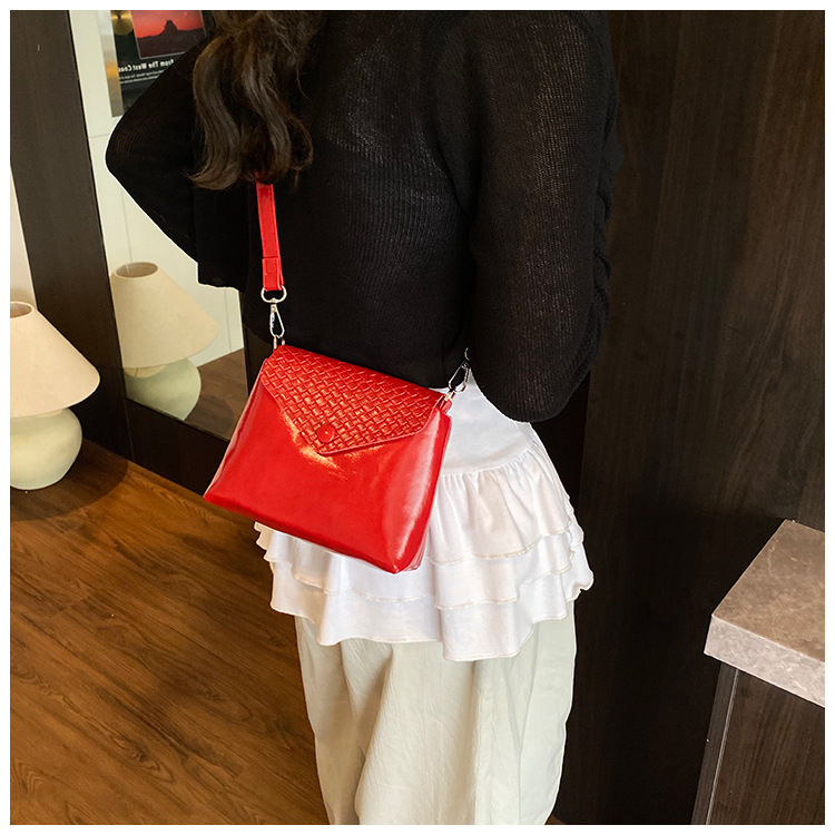 A niche and simple hand-held bucket bag for the summer of 2025, featuring a fashionable and stylish Korean style with a woven pattern, is a single-shoulder crossbody bag undefined