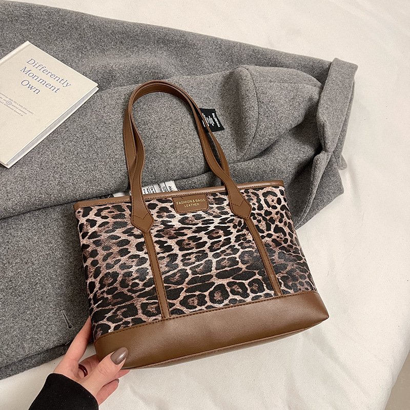Bolsa de leopardo retro esmaltada para mujeres 2024 nueva moda bolso de hombro de brazo otoño y invierno gran capacidad bolso de viaje