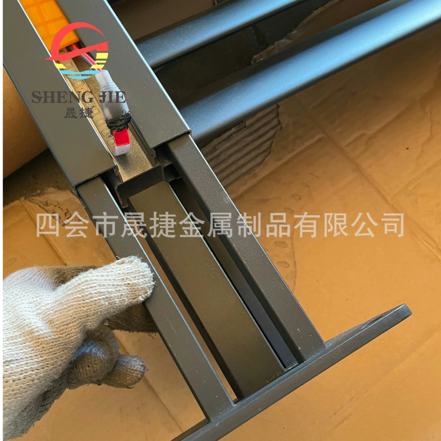 Дверь внутреннего двора из алюминиевого сплава огороженная вилла открыта на открытом воздухе Дверь внутреннего двора со светодиодным фонарем