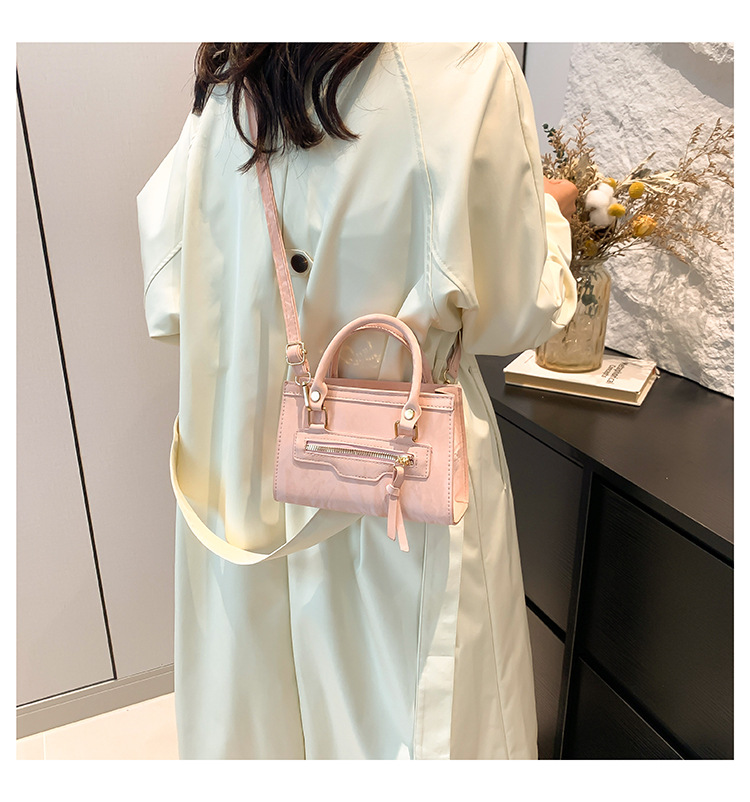 A retro, individualistic, casual single-shoulder crossbody bag for the autumn of 2024, featuring a fashionable, simple and elegant style, and a small square handbag for commuting undefined