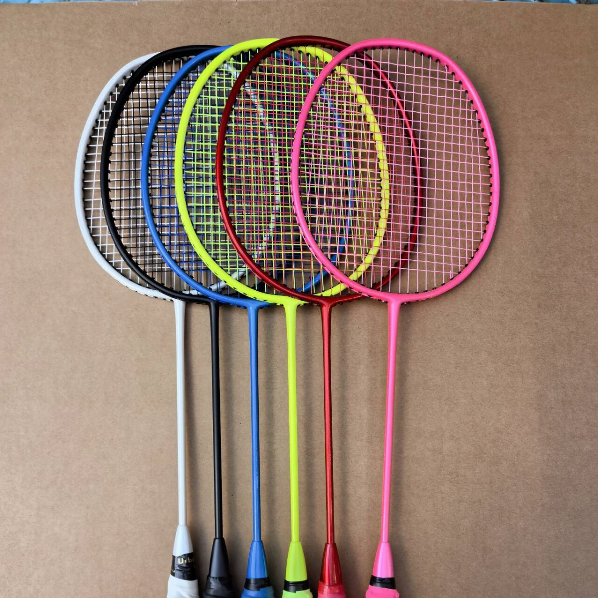 Оптовая продажа ракеток из углеродного волокна, супер легкая Любительская ракетка для мальчиков и девочек средней школы, тренировочная ракетка для бадминтона, одиночная ракетка