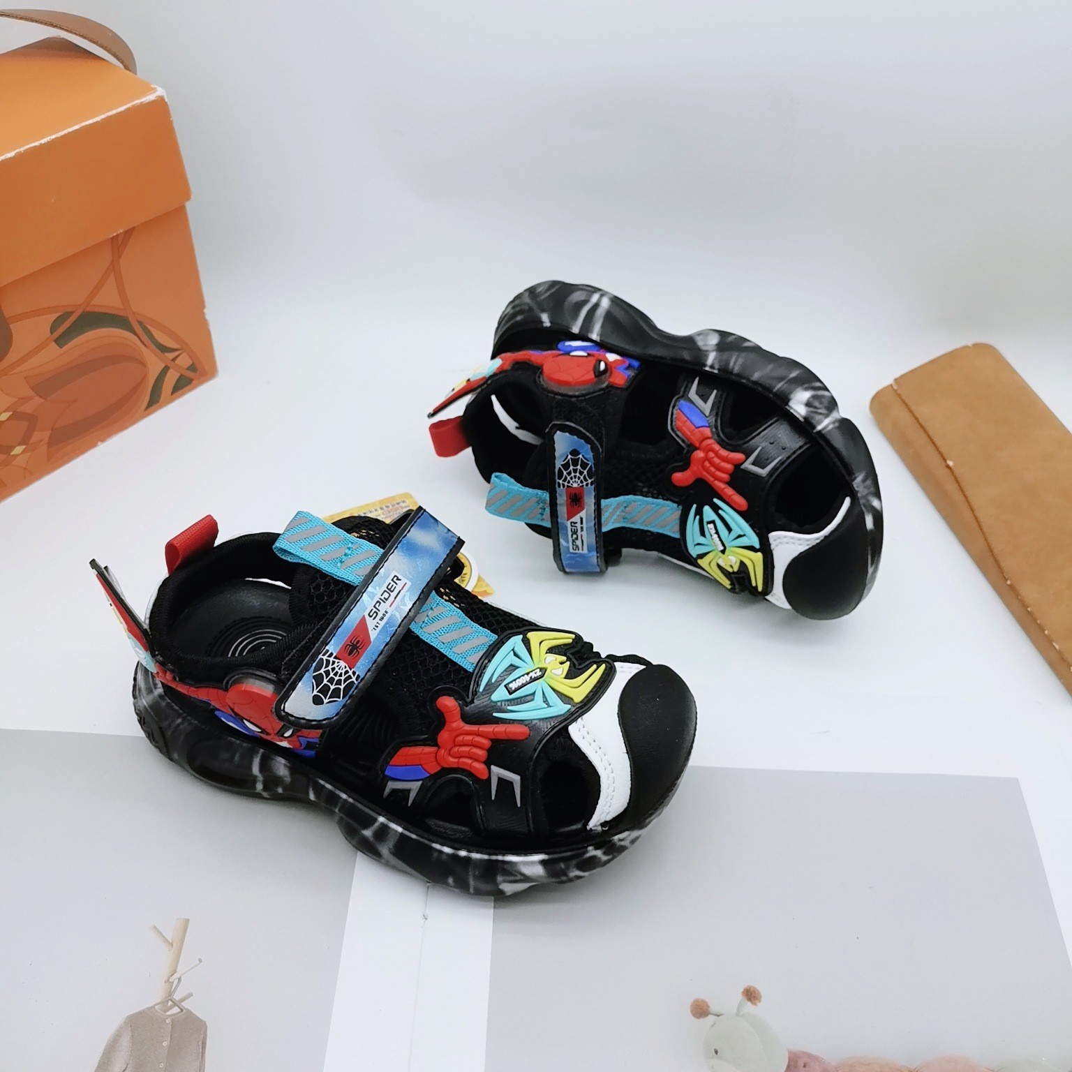 Sandalias para Niños, Tallas 27-31, Estilo Verano 2026, Zapatos de Playa para Niños, Zapatos para Bebés, Zapatos de Playa con Punta Cerrada