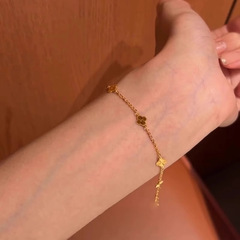 女の子用ゴールデン四つ葉のクローバーブレスレット、軽い高級感、ニッチ、絶妙、ハイエンド、多用途なハンドジュエリー、2025年の新しいエレガントなジュエリー