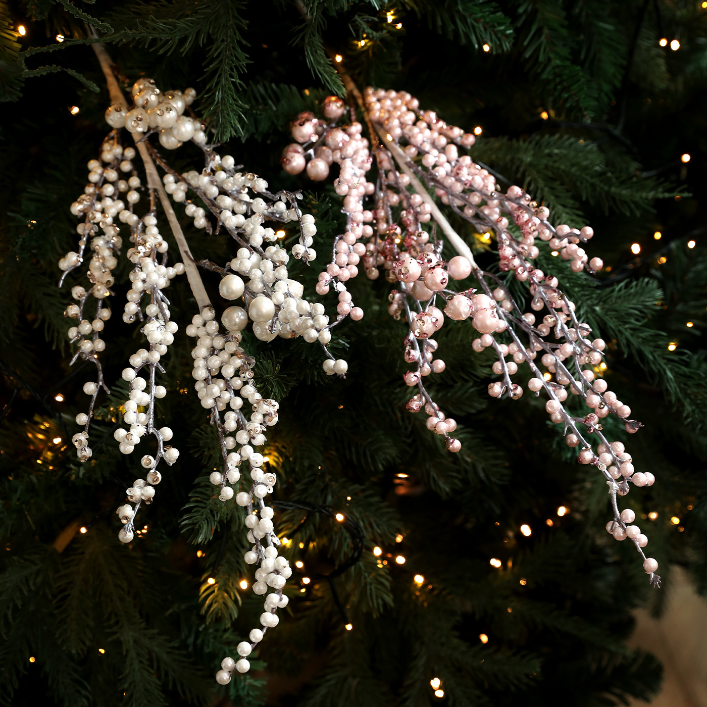 Polvo de Navidad brillante, polvo de brillo, perlas de polvo de ramas largas, árbol de Navidad, arreglos de flores, ramas, frutas ricas, frutas de hiverno, bayas, paquetes de frutas