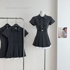 小柄な減齢の灰色の波点のワンピースの女性の夏服の新型はやせています。