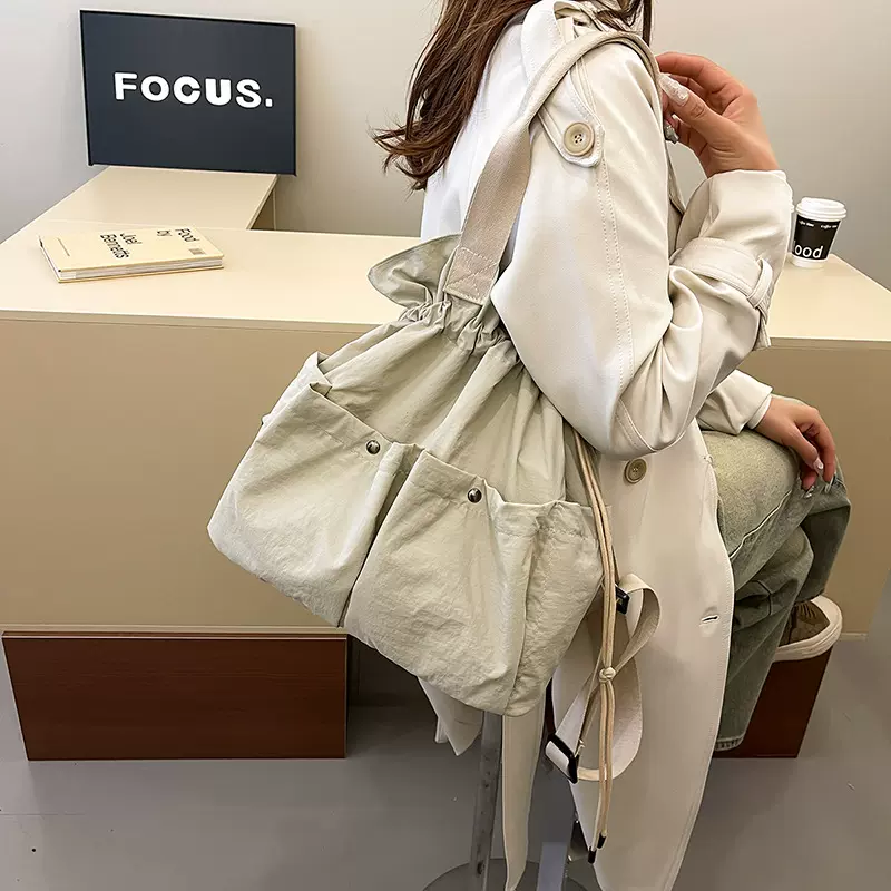 跨境时尚轻便双肩包户外运动抽绳休闲云朵包大容量腋下通勤旅行包