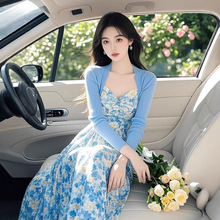 浅秋搭配一整套2025超火超好看小香风蓝色针织衫碎花吊带裙两件套