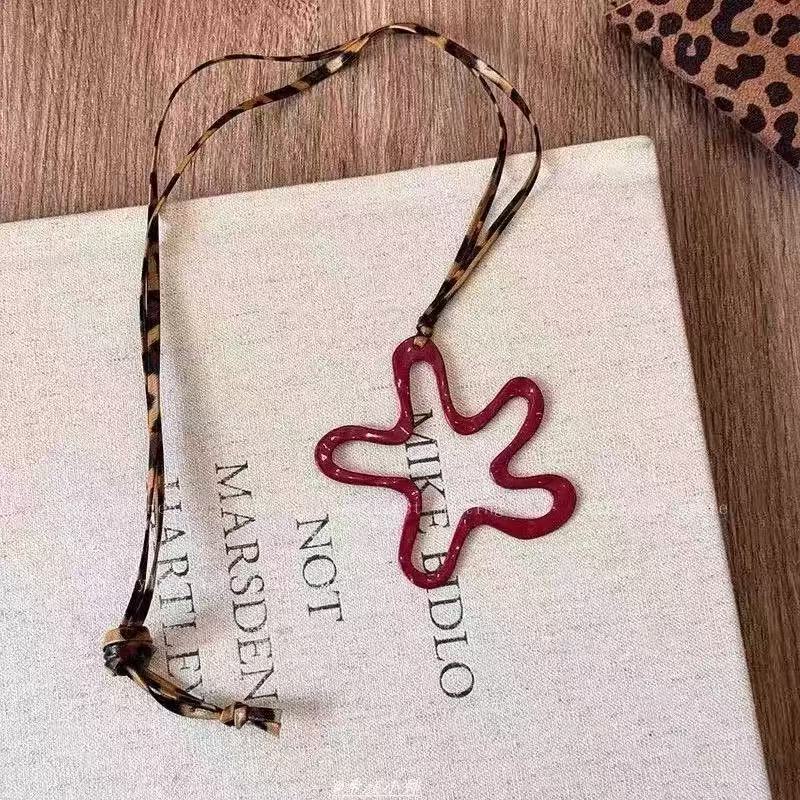Korean-style hollow floral heart red necklace sweater chain for women, autumn/winter 2025 new fashion, stylish and sophisticated