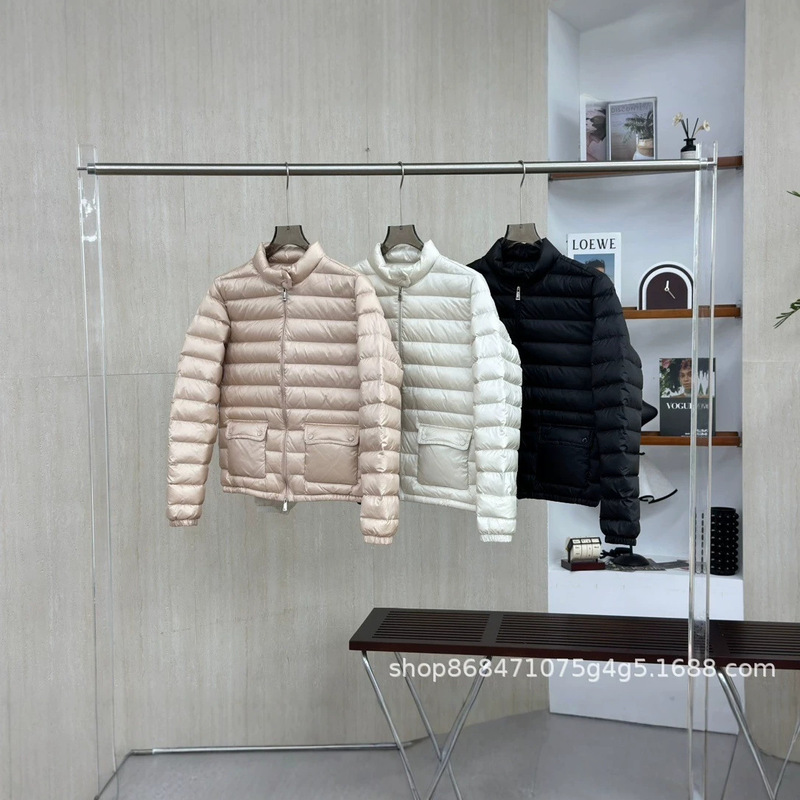 Putian high-quality version of Mengjia's new Lans short women's down jacket with stand-up collar, lightweight ribbed coat Putian high-quality version of Mengjia's new Lans short women's down jacket with stand-up collar, lightweight ribbed coat