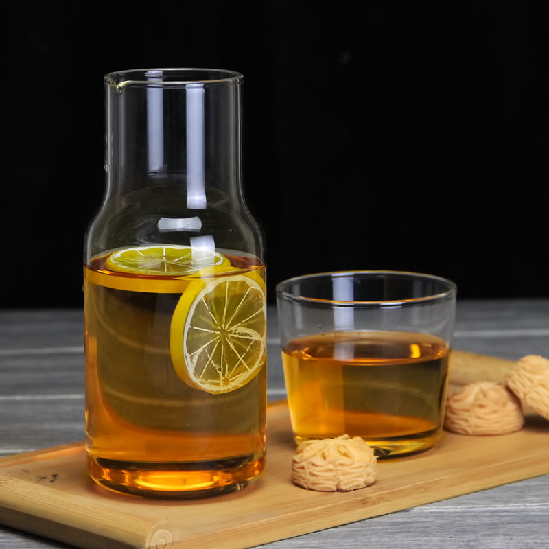 Una persona bebiendo tetera de vidrio una olla una pequeña capacidad traje de vidrio creativo botella de agua fría botella de vidrio transparente