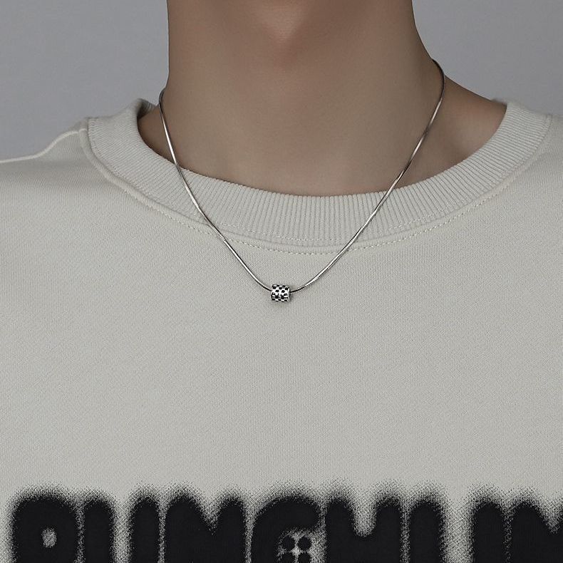 Acero de titanio no desvanecimiento collar de los hombres tablero de juego de cintura pequeña nicho de diseño de la cadena de clavícula de los hombres de estilo frío avanzado todo partido