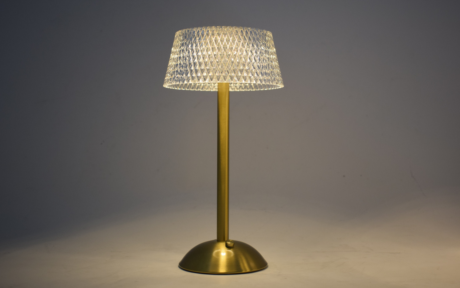 다이아몬드 모양의 금속 책상 램프