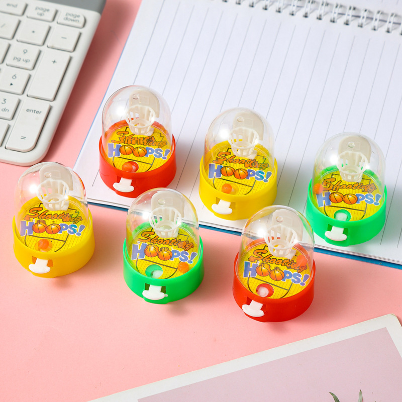 Los puestos del mercado nocturno de Yiwu empujan pequeños productos básicos, los puestos circulares, los regalos para niños de celebridades de Internet, los juguetes luminosos