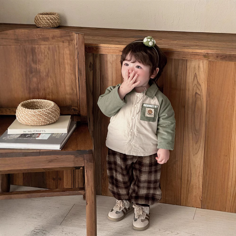 Bebé coreano al aire libre estilo coreano costura chaqueta de contraste ropa de invierno ropa de salida ropa de algodón cálido acolchado para bebés hombres