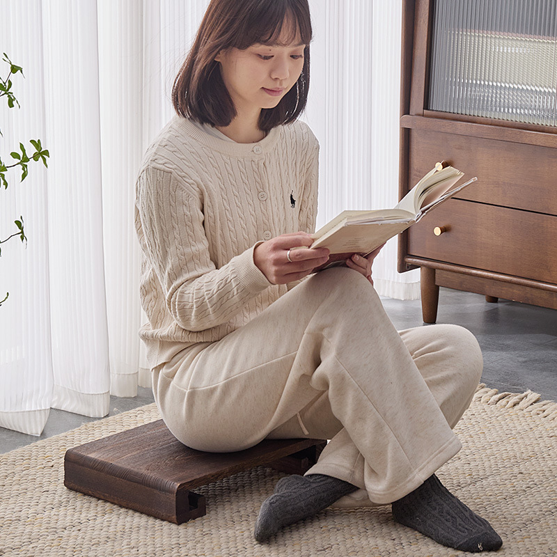 木のシンプルな低い腰掛けのアイデアの踏み台は靴の腰掛けの踏み台を交換します。|undefined