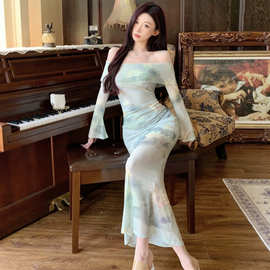法式温婉一字肩印花长袖连衣裙性感优雅气质露肩修身包臀高级长裙