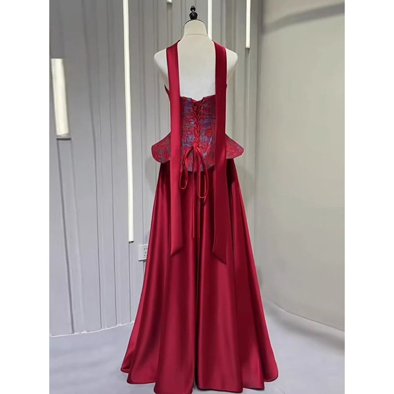 Đầm dạ hội ôm body cổ yếm đỏ đính kết cầu kỳ phong cách tân cổ điển — Đỏ rượu