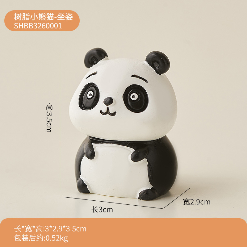 パンダのパソコンは腹ばいになってオフィスのデスクトップの装飾品を飾っています。|undefined
