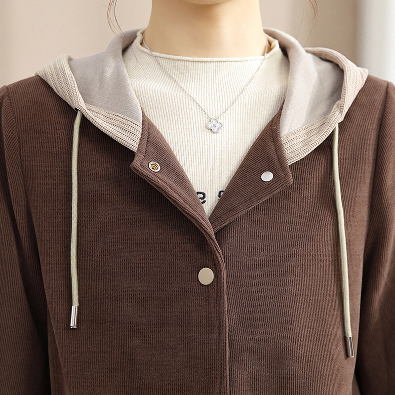 お母さんの春の服のコートのファッション的な女性の短いタイプは帽子のジャケットの綿毛のカーディガンの中で高齢者の春秋の大きいサイズの上で服を着ます。|undefined