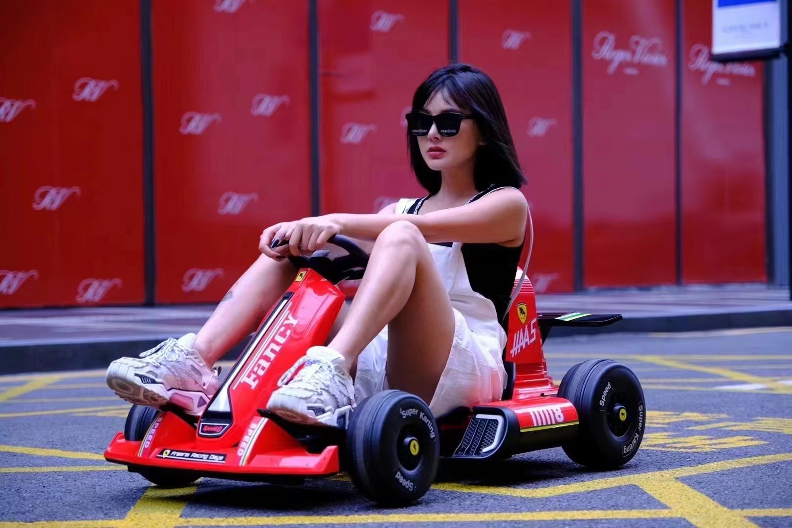 Красные литиевые батарейки, шлем, защитное снаряжение