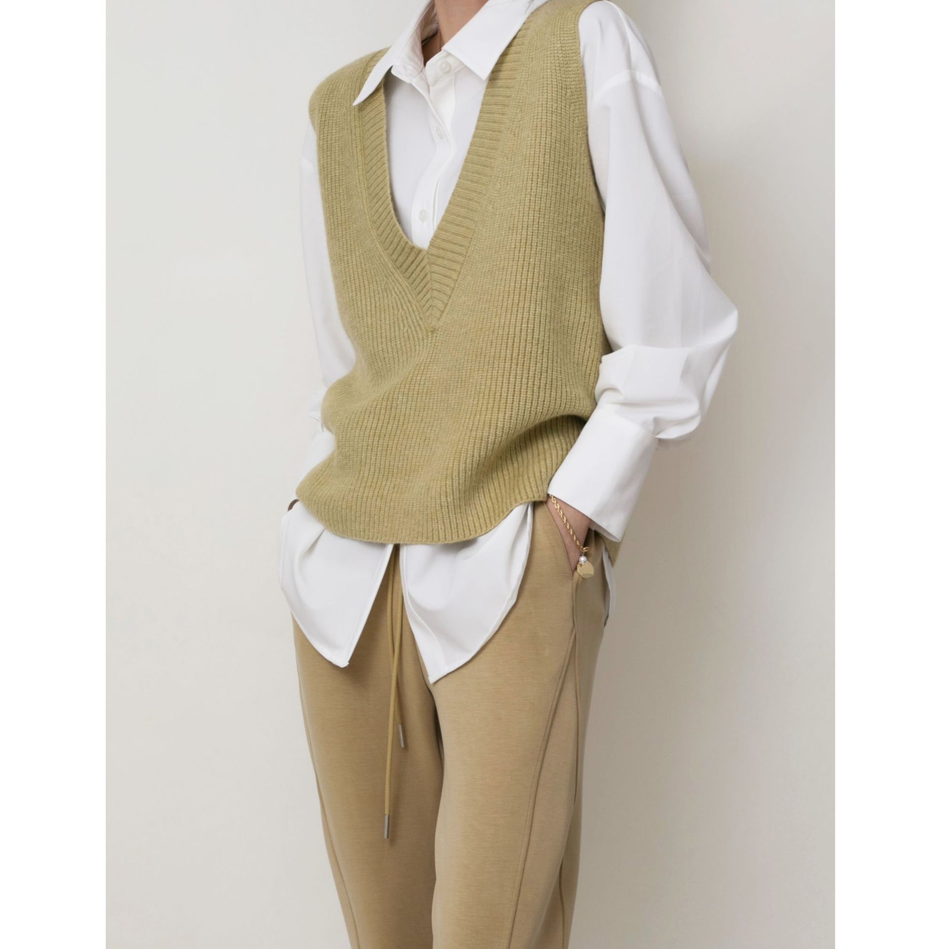 晓夏 2022春季新款简约实穿v领背心宽松叠穿百搭羊毛针织马甲女