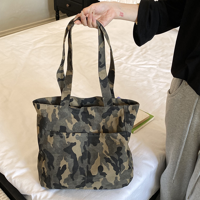 Korean-style large-capacity camouflage canvas tote bag, casual shopping bag, college-style fashion shoulder bag for women