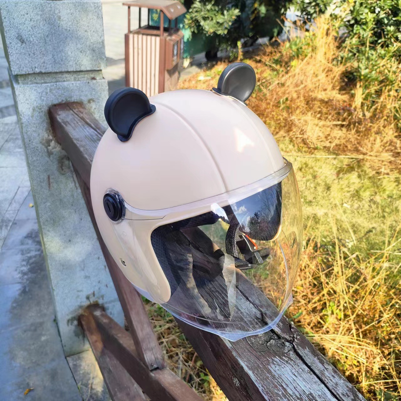 카키색 + 투명 긴 거울 + 흑곰 귀