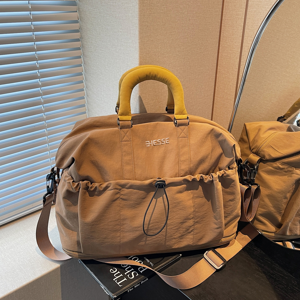 2026 New Lazy Style Large Capacity Commuter Bag, Contrast Color Hand-Carry Design, Simple Versatile Travel & Gym Dual-Use Bag