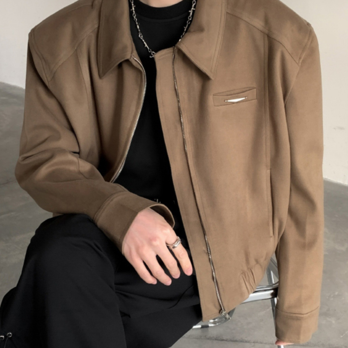 Primavera de alta gama cleanfit chaqueta corta hombre retro nicho metal hombrera silueta cremallera chaqueta de lana