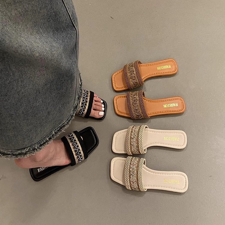 Pequeñas zapatillas frescas de viento fragrantes para mujeres 2025, verano nuevo pie de fondo suave frente al mar zapatos de playa de vacaciones