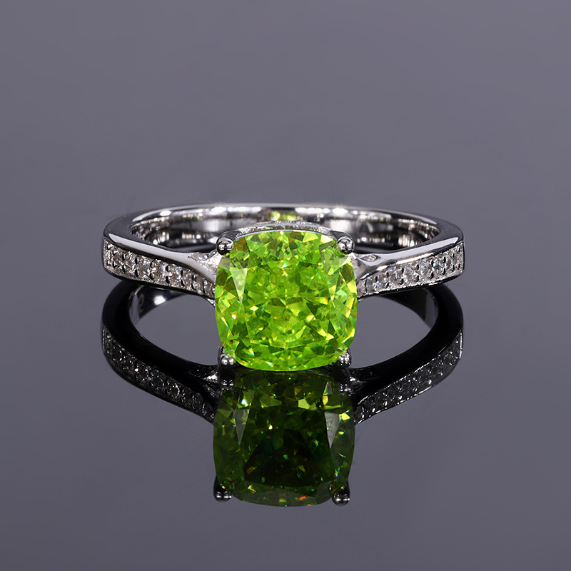 Zhuang Sheng joyería nueva S925 plata Diamante de alto carbono verde oliva diamante cuadrado elegante luz lujo anillo principal femenino piedra 8*8