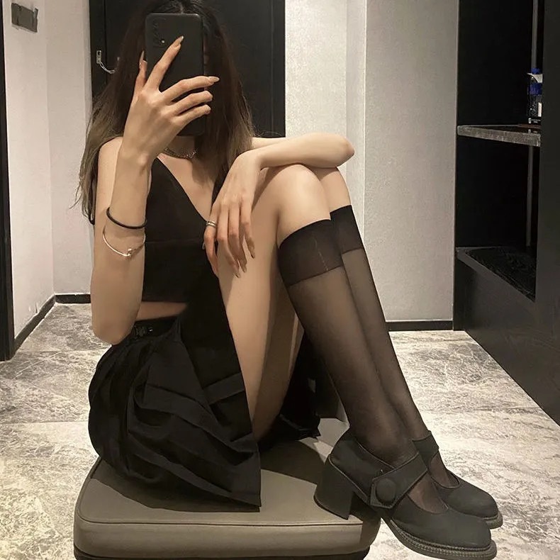 女性の夏の通気性が薄いjkのファッションタイプのふくらはぎの靴下のネットの赤いinsが膝を越えてストッキングの黒いストッキングを作ります。