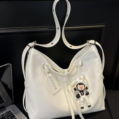 女性用ソフトレザー脇バッグ、新しいバッグ、ファッショナブルな通勤ショルダークロスボディバッグ、レイジースタイルニッチデザイン、西洋スタイルトートバッグ